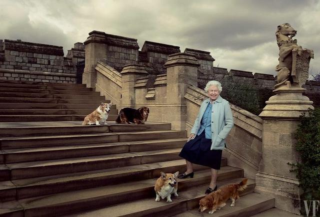 英女王与爱犬登美国时尚杂志名利场封面